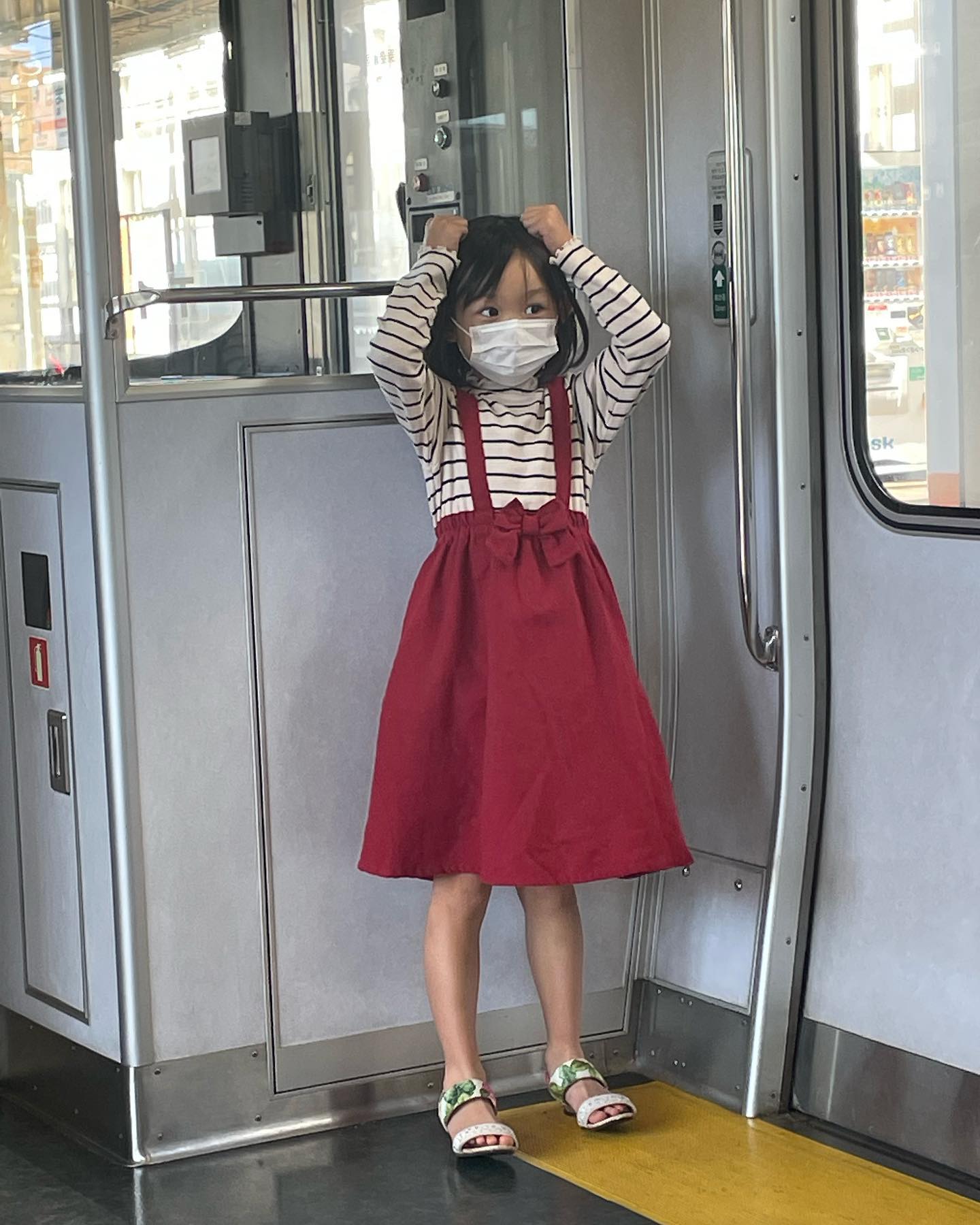 土曜日はただただ電車に乗りたいらしいので、何の当てもなく名古屋まで行ってきました。はじめはテンション上がってましたが、途中から携帯見せろって？
どーゆー事？w