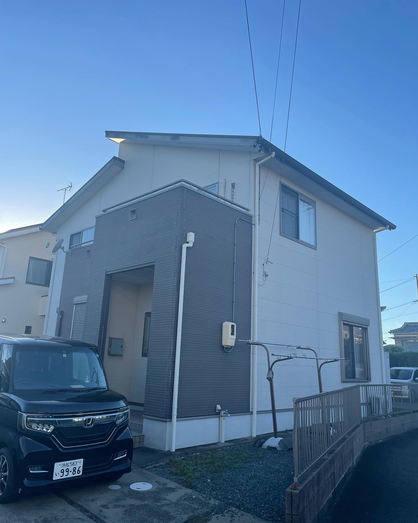 富屋町H様邸着工
今日から塗装工事をさせて頂きます。
今日の予定は高圧洗浄です。
近所に気を配りながら安全に作業します。