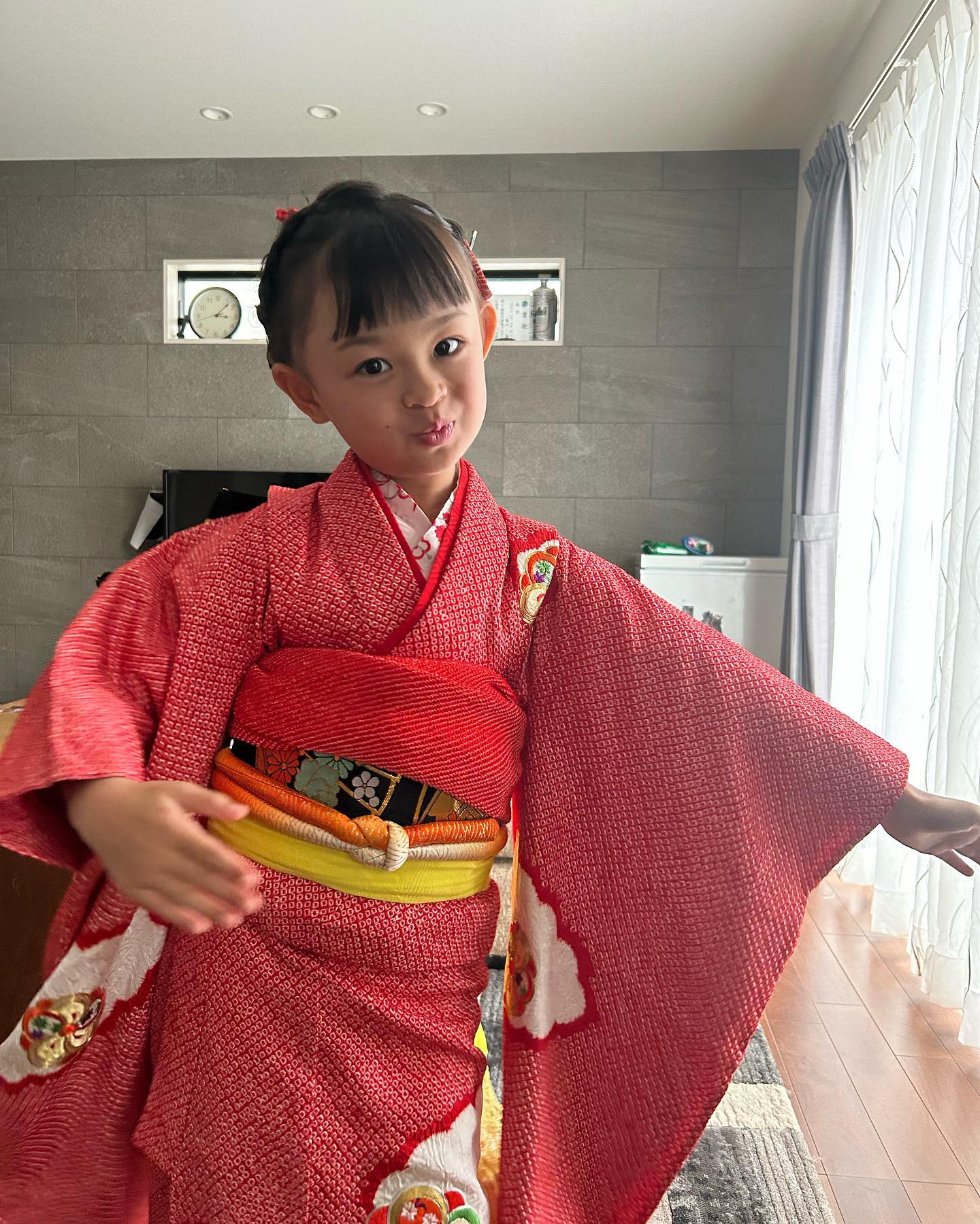 先日娘の七五三でした。
あんなに小さかった娘が最近は女の子してます。
成長を感じますね。😀
しばらくしたら相手にされなくなりそうです。笑