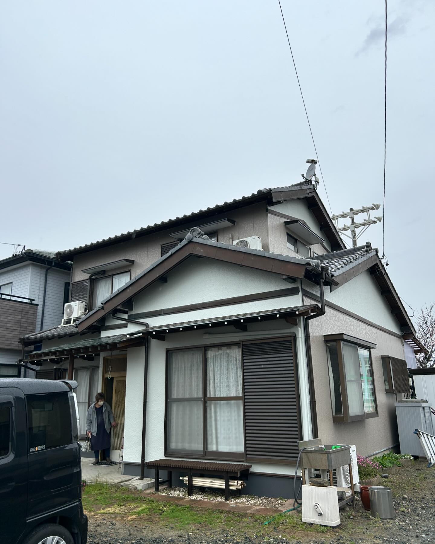 A様邸塗装工事

3月ちょい過ぎから塗装工事をさせて頂いた
A様邸の塗装工事が
無事完了しました。😀

3月は雨続きで全然仕事かできませんでした。
予定よりも少し遅れましたが
無事足場解体まで終わりました。

お家の方にも喜んで貰えて
自分も満足する仕事ができました。
ありがとうございました。
