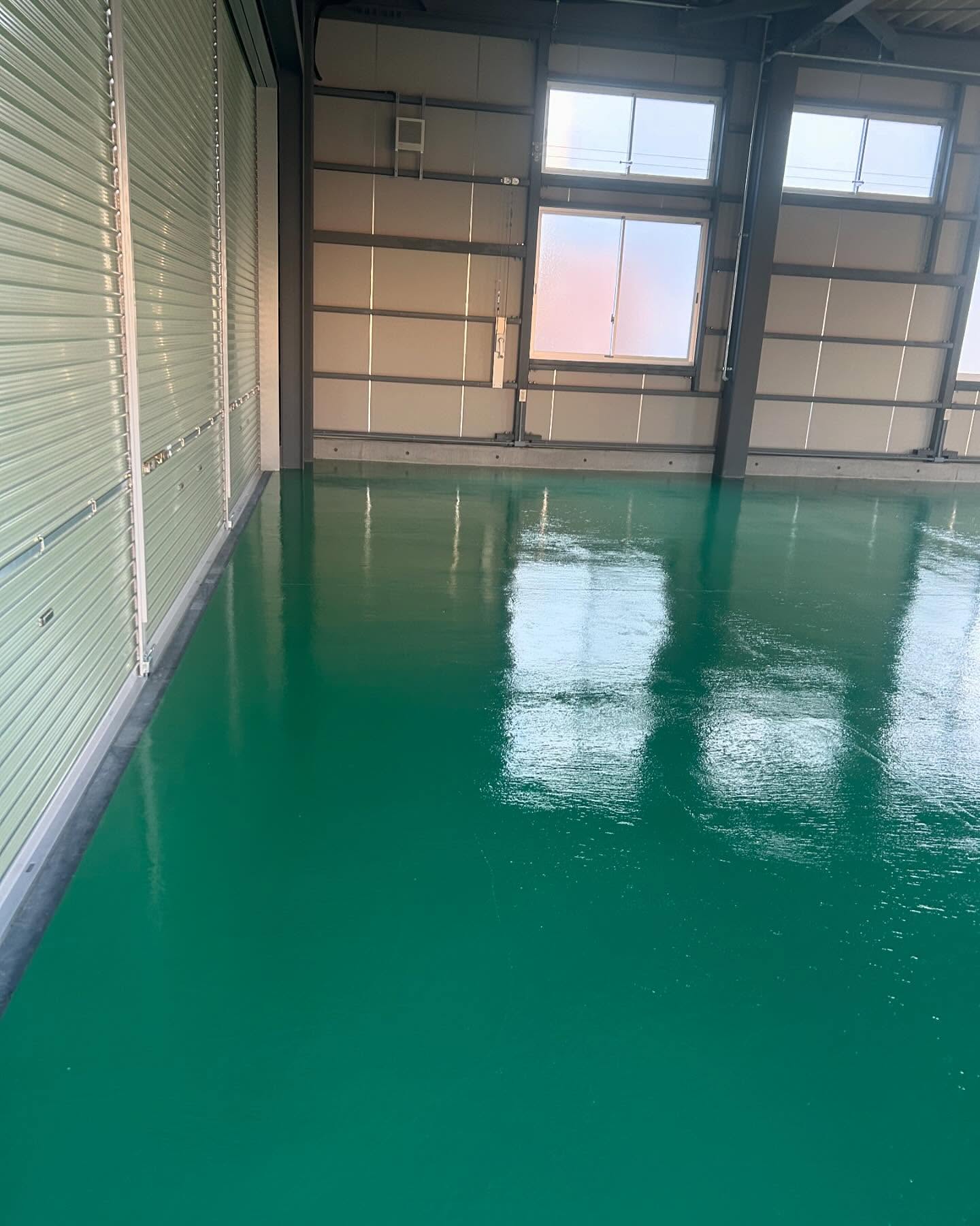 先日オートショップK.s様から塗り床のご依頼を頂きました。
塗ってない状態から比べると、かなり綺麗になったとおもいます。

冬場はなかなか乾燥しないので手間でしたが

なんとか工期までに終わる事が出来ました。

#オートショップK,s