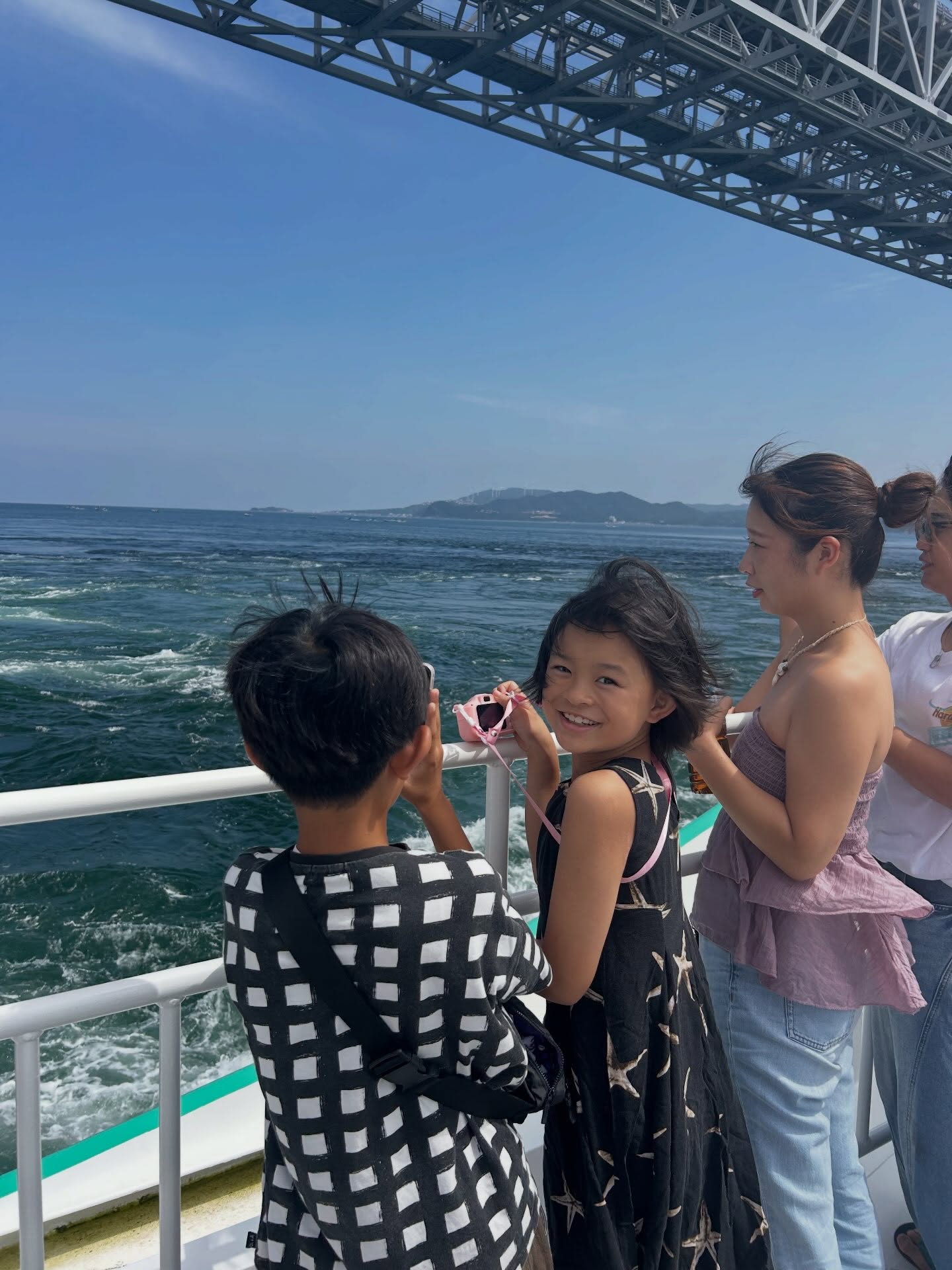 弾丸旅行で姫路城に行ってきました。
こちらも暑かったですが
向こうもかなり暑かったです。
帰りに鳴門の渦潮みて帰ったけど
けっこう遠い！！
今度は近場にしましょう